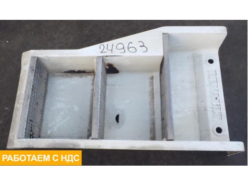 Корпус подножки левый